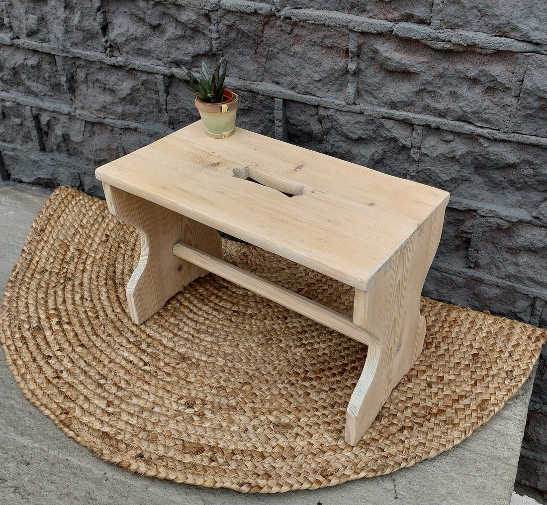 Scaunel rustic reconditionat de lemn - casă & stil de viață - echipament pentru camera copiilor - masă cu scaune copii - Artynos.ro Scaunel rustic reconditionat de lemn - casă & stil de viață - echipament pentru camera copiilor - masă cu scaune copii - Artynos.ro