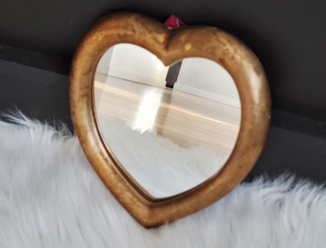 Oglinda antica in forma de inima cu rama de lemn - casă & stil de viață - decorațiuni de casă - oglinzi - Artynos.ro