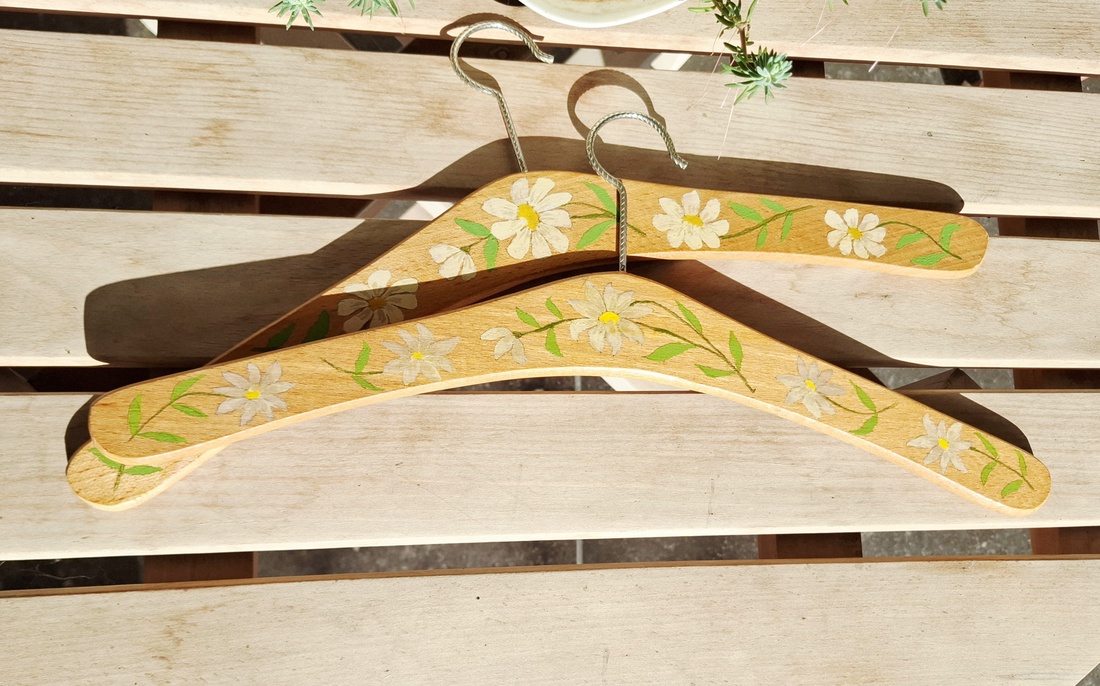 Umerase pictate de lemn  - accesorii nuntă - rochie de nuntă - umerașe miri - Artynos.ro