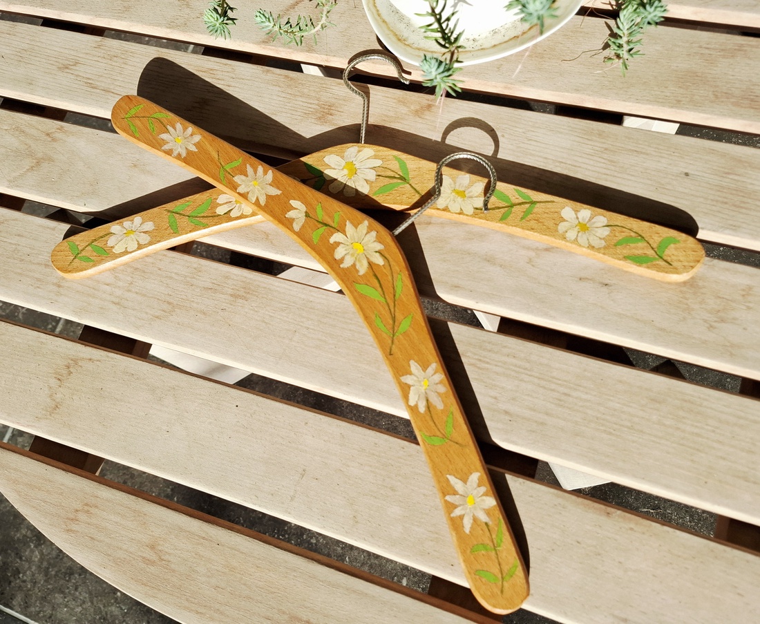 Umerase pictate de lemn  - accesorii nuntă - rochie de nuntă - umerașe miri - Artynos.ro
