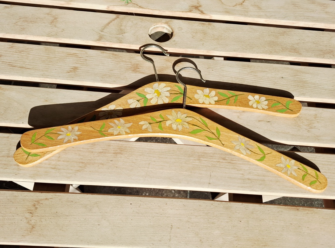 Umerase pictate de lemn  - accesorii nuntă - rochie de nuntă - umerașe miri - Artynos.ro