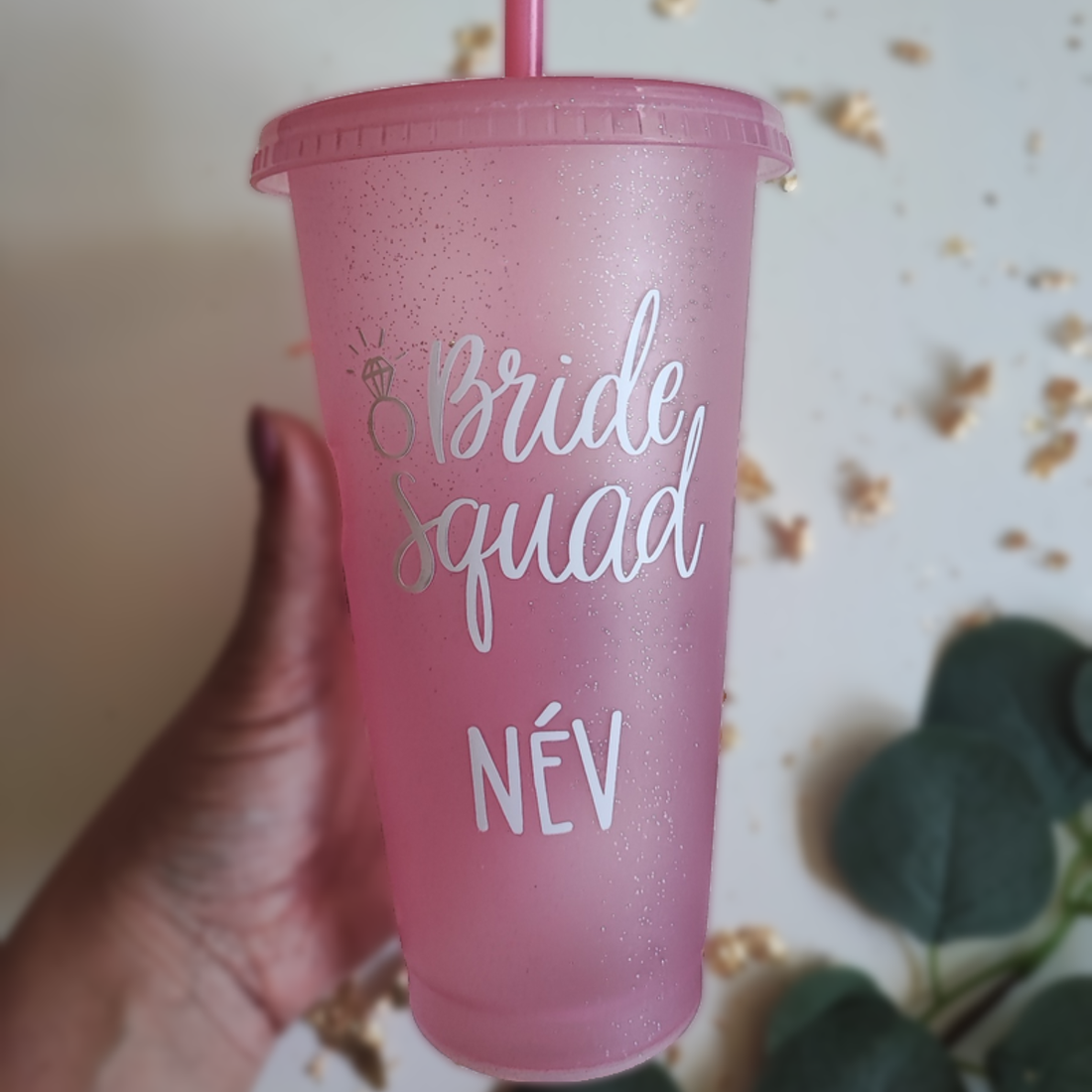 Pahar personalizat pentru petrecerea burlăcițelor cu capac și pai - 710 ml - accesorii nuntă - accesorii și cadouri de burlaci - Artynos.ro Pahar personalizat pentru petrecerea burlăcițelor cu capac și pai - 710 ml - accesorii nuntă - accesorii și cadouri de burlaci - Artynos.ro