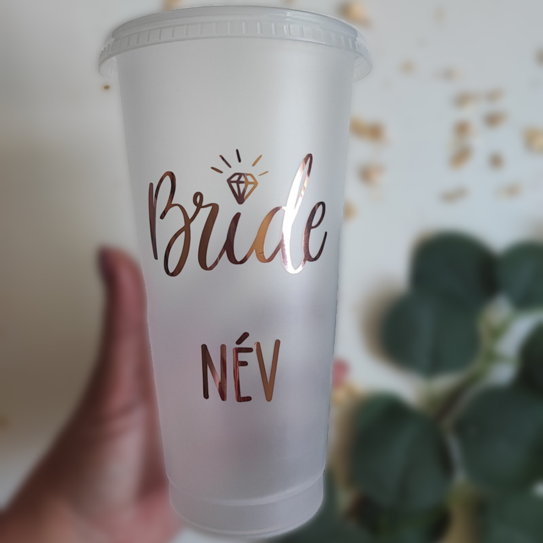 Pahar personalizat pentru petrecerea burlăcițelor cu capac și pai - 710 ml - accesorii nuntă - accesorii și cadouri de burlaci - Artynos.ro Pahar personalizat pentru petrecerea burlăcițelor cu capac și pai - 710 ml - accesorii nuntă - accesorii și cadouri de burlaci - Artynos.ro