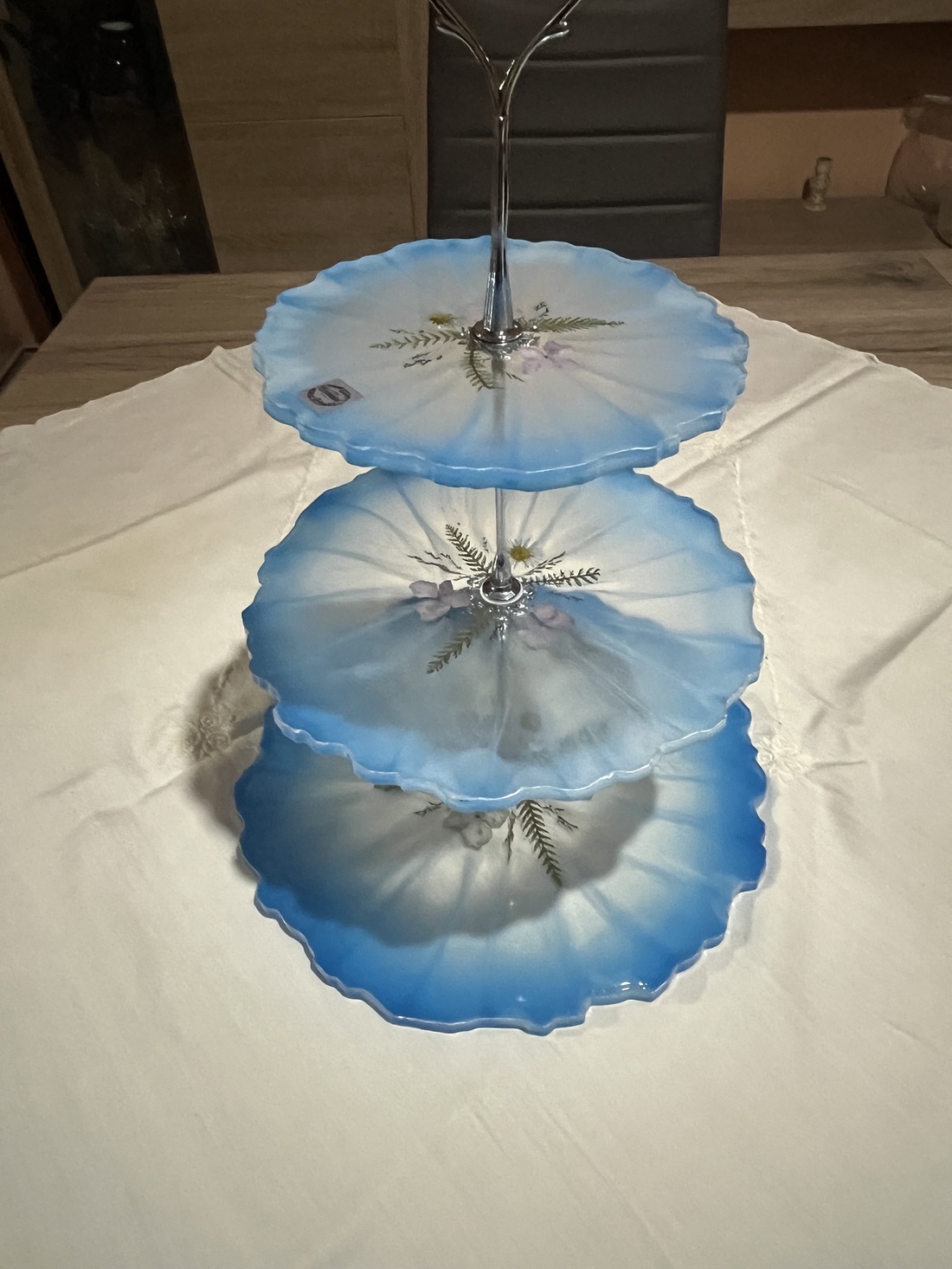 Suport Etajat din Rășină  Albastru Pastel cu Flori Presate - Piesă Unicat Handmade - casă & stil de viață - accesorii pentru echipamente de bucătărie - accesorii de servire - tăvi, tăvi de servire - Artynos.ro