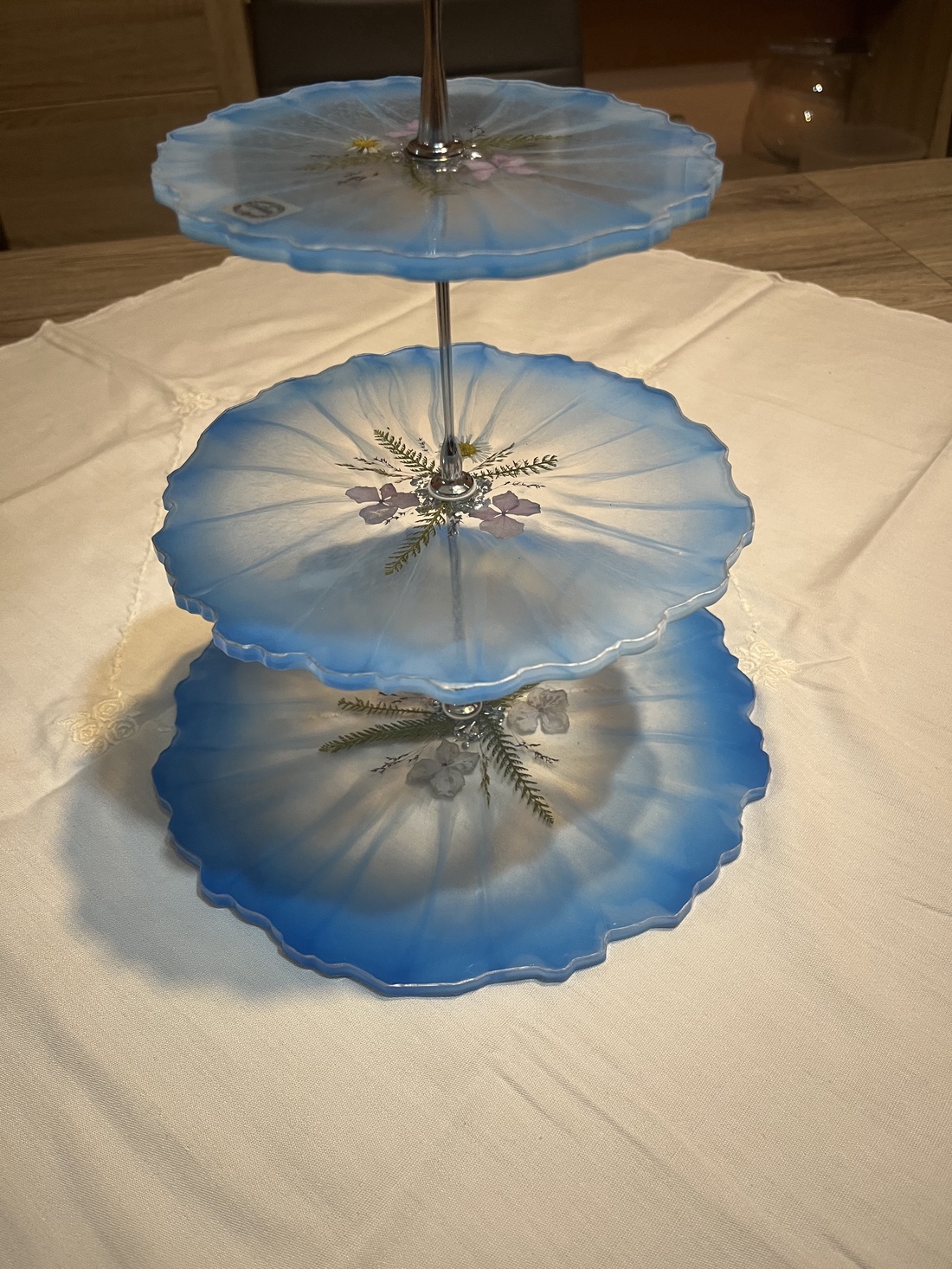 Suport Etajat din Rășină  Albastru Pastel cu Flori Presate - Piesă Unicat Handmade - casă & stil de viață - accesorii pentru echipamente de bucătărie - accesorii de servire - tăvi, tăvi de servire - Artynos.ro