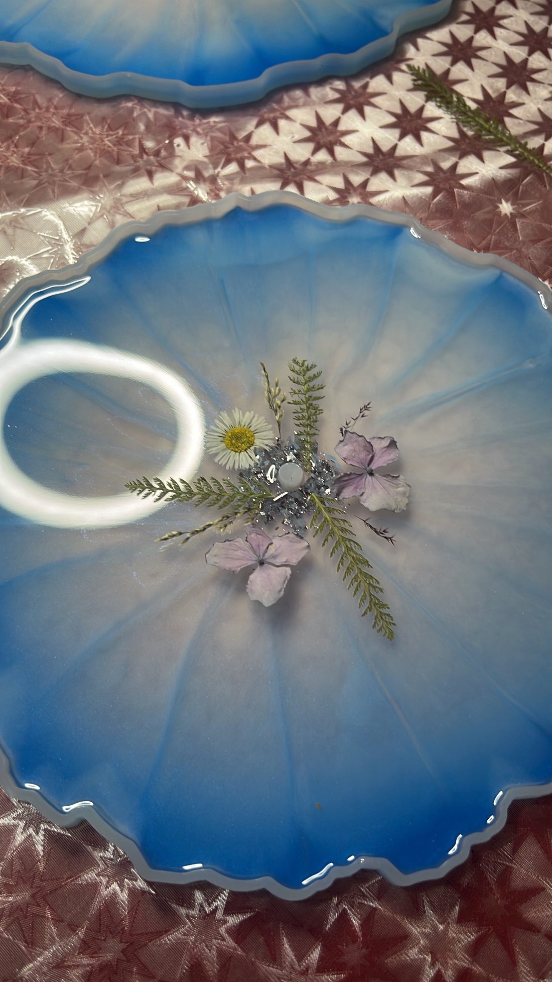 Suport Etajat din Rășină  Albastru Pastel cu Flori Presate - Piesă Unicat Handmade - casă & stil de viață - accesorii pentru echipamente de bucătărie - accesorii de servire - tăvi, tăvi de servire - Artynos.ro