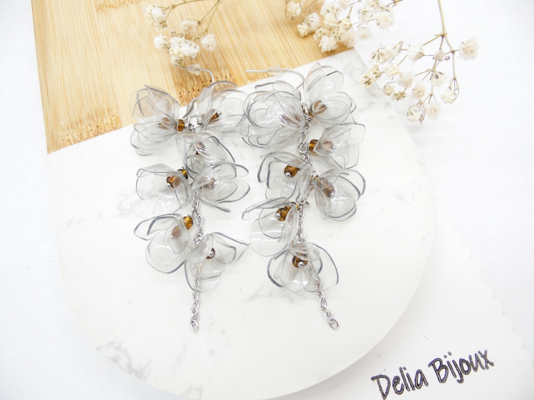 Cercei handmade unicat Flori delicate din plastic reciclat și inox (cod1267) - bijuterii - cercei - cercei candelabru - Artynos.ro Cercei handmade unicat Flori delicate din plastic reciclat și inox (cod1267) - bijuterii - cercei - cercei candelabru - Artynos.ro