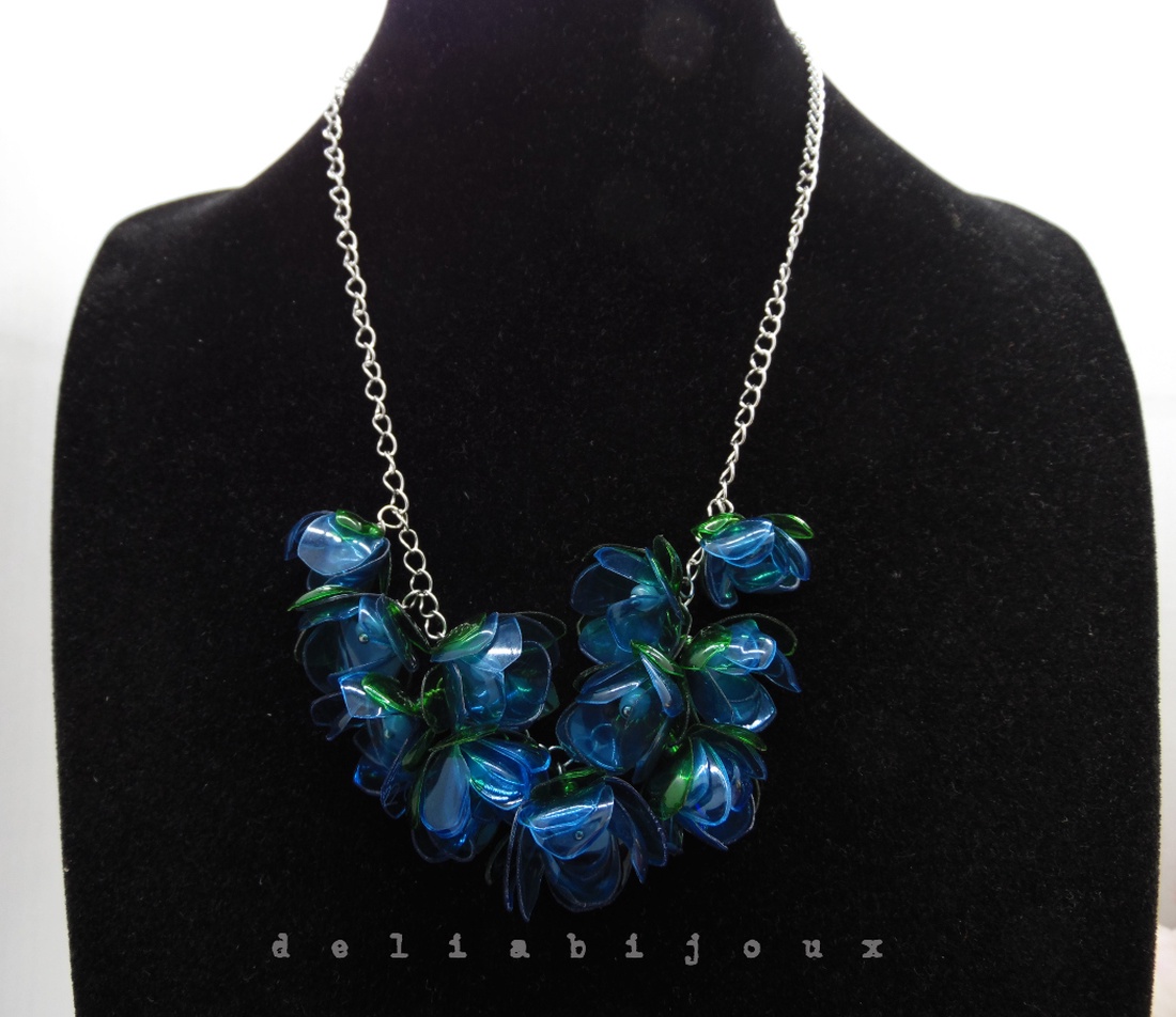 Set bijuterii statement handmade cu flori albastre unicat din plastic reciclat (cod1268) - bijuterii - seturi de bijuterii - Artynos.ro Set bijuterii statement handmade cu flori albastre unicat din plastic reciclat (cod1268) - bijuterii - seturi de bijuterii - Artynos.ro