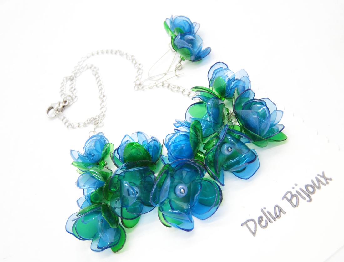 Set bijuterii statement handmade cu flori albastre unicat din plastic reciclat (cod1268) - bijuterii - seturi de bijuterii - Artynos.ro Set bijuterii statement handmade cu flori albastre unicat din plastic reciclat (cod1268) - bijuterii - seturi de bijuterii - Artynos.ro