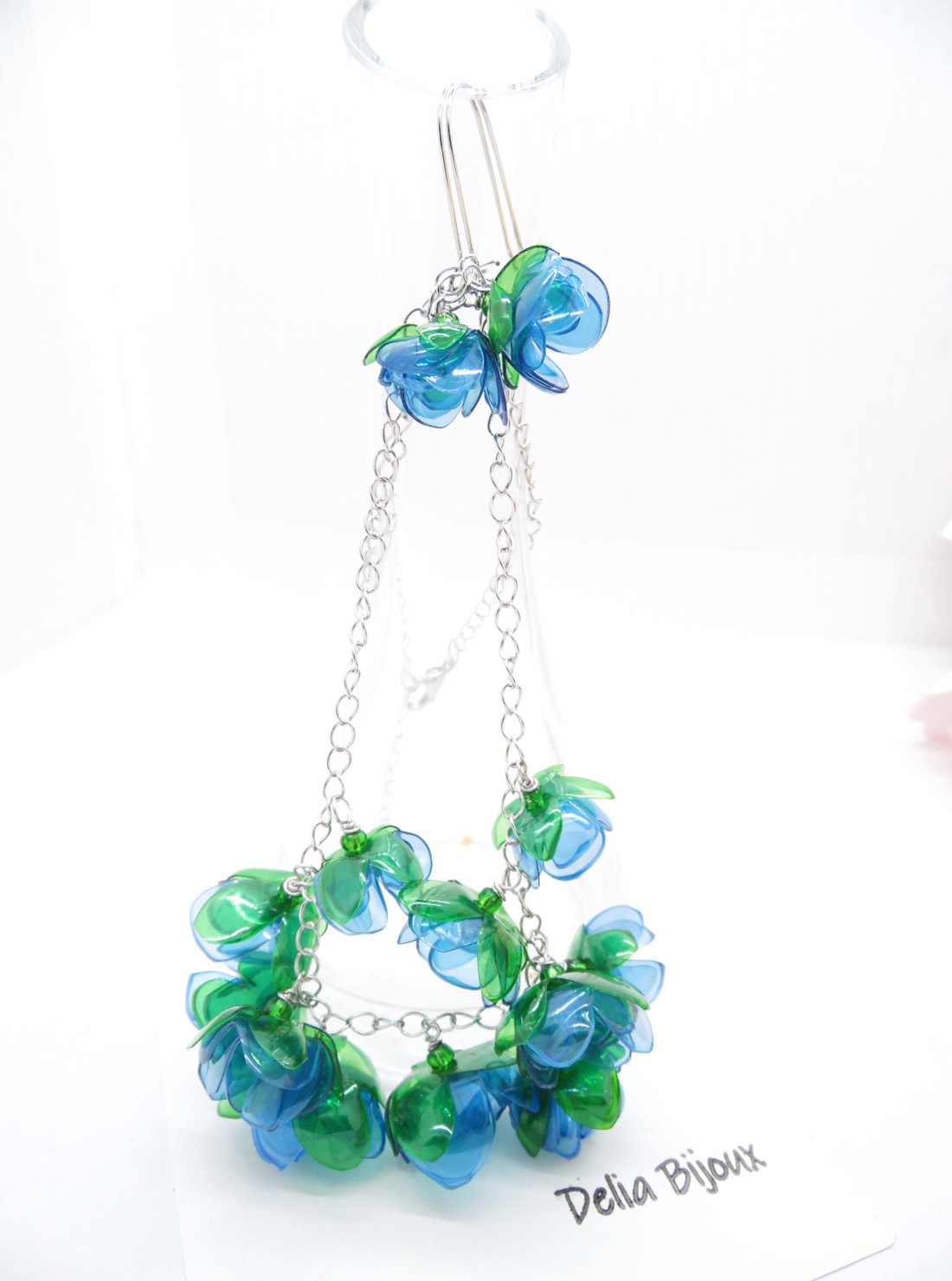 Set bijuterii statement handmade cu flori albastre unicat din plastic reciclat (cod1268) - bijuterii - seturi de bijuterii - Artynos.ro Set bijuterii statement handmade cu flori albastre unicat din plastic reciclat (cod1268) - bijuterii - seturi de bijuterii - Artynos.ro