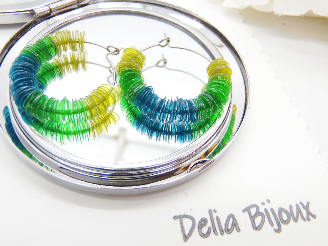 Cercei handmade din plastic reciclat - degrade (cod1274) - bijuterii - cercei - cercei cerc - Artynos.ro Cercei handmade din plastic reciclat - degrade (cod1274) - bijuterii - cercei - cercei cerc - Artynos.ro