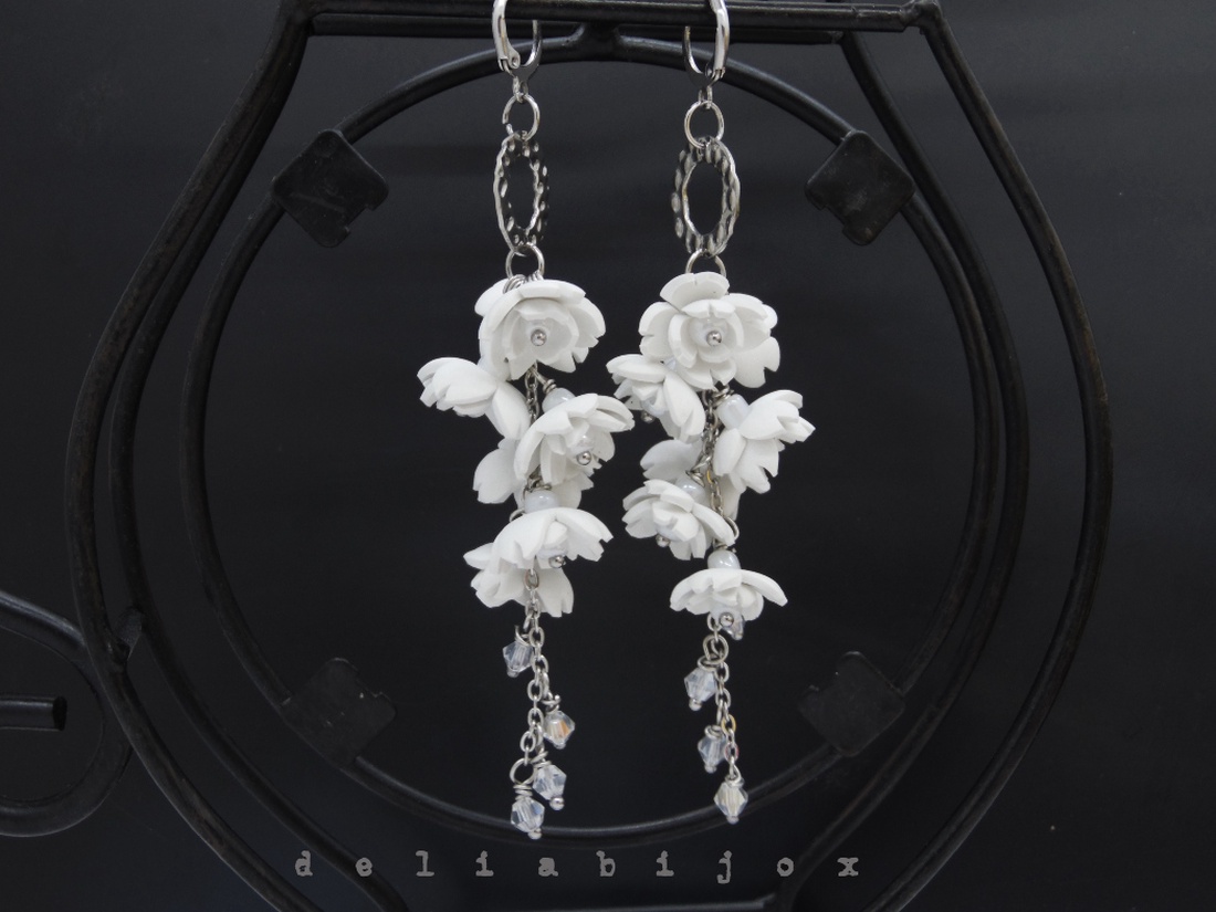 Cercei lungi handmade unicat cu flori si cristale - Ideali pentru nunta, botez, cununie (cod1300) - bijuterii - cercei - cercei candelabru - Artynos.ro Cercei lungi handmade unicat cu flori si cristale - Ideali pentru nunta, botez, cununie (cod1300) - bijuterii - cercei - cercei candelabru - Artynos.ro