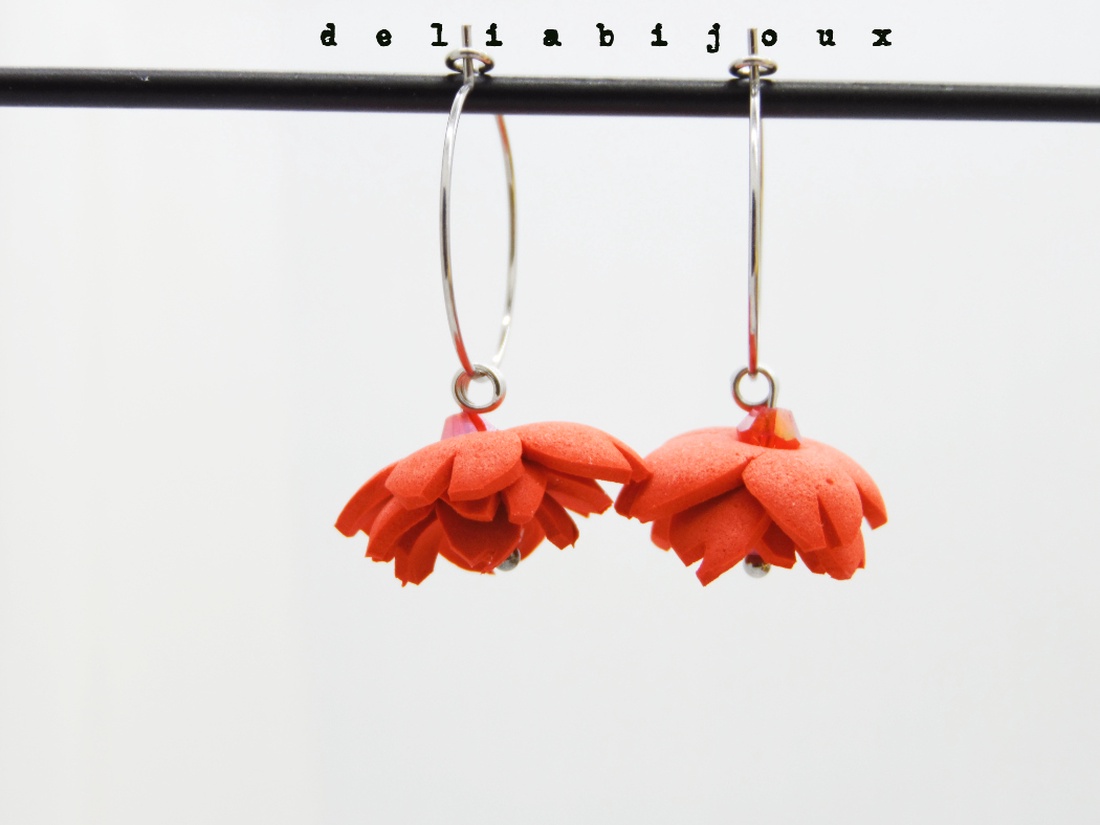 Set bijuterii statement cu flori roșii și cristale colier și cercei handmade (cod1300) - bijuterii - seturi de bijuterii - Artynos.ro