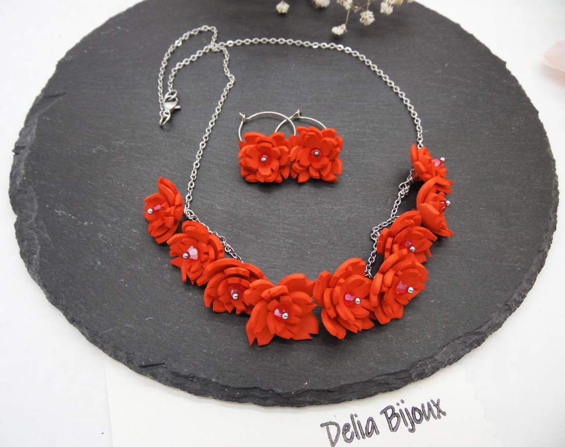Set bijuterii statement cu flori roșii și cristale colier și cercei handmade (cod1300) - bijuterii - seturi de bijuterii - Artynos.ro