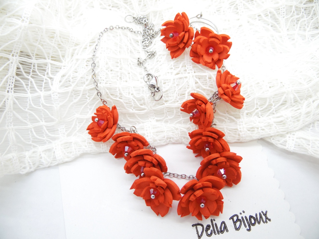 Set bijuterii statement cu flori roșii și cristale colier și cercei handmade (cod1300) - bijuterii - seturi de bijuterii - Artynos.ro