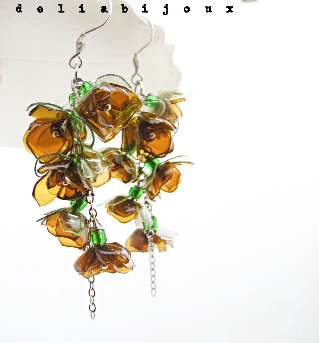 Cercei statement unicat flori verzi-maro handmade din plastic reciclat si inox (cod1316) -  - Artynos.ro
