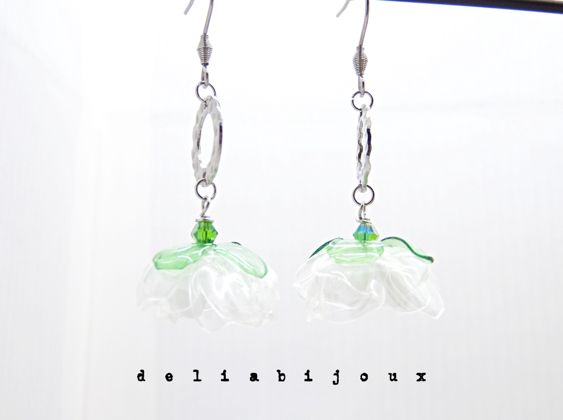 Cercei handmade flori albe verzi plastic reciclat și inox (cod1317) - bijuterii - cercei lungi - Artynos.ro Cercei handmade flori albe verzi plastic reciclat și inox (cod1317) - bijuterii - cercei lungi - Artynos.ro