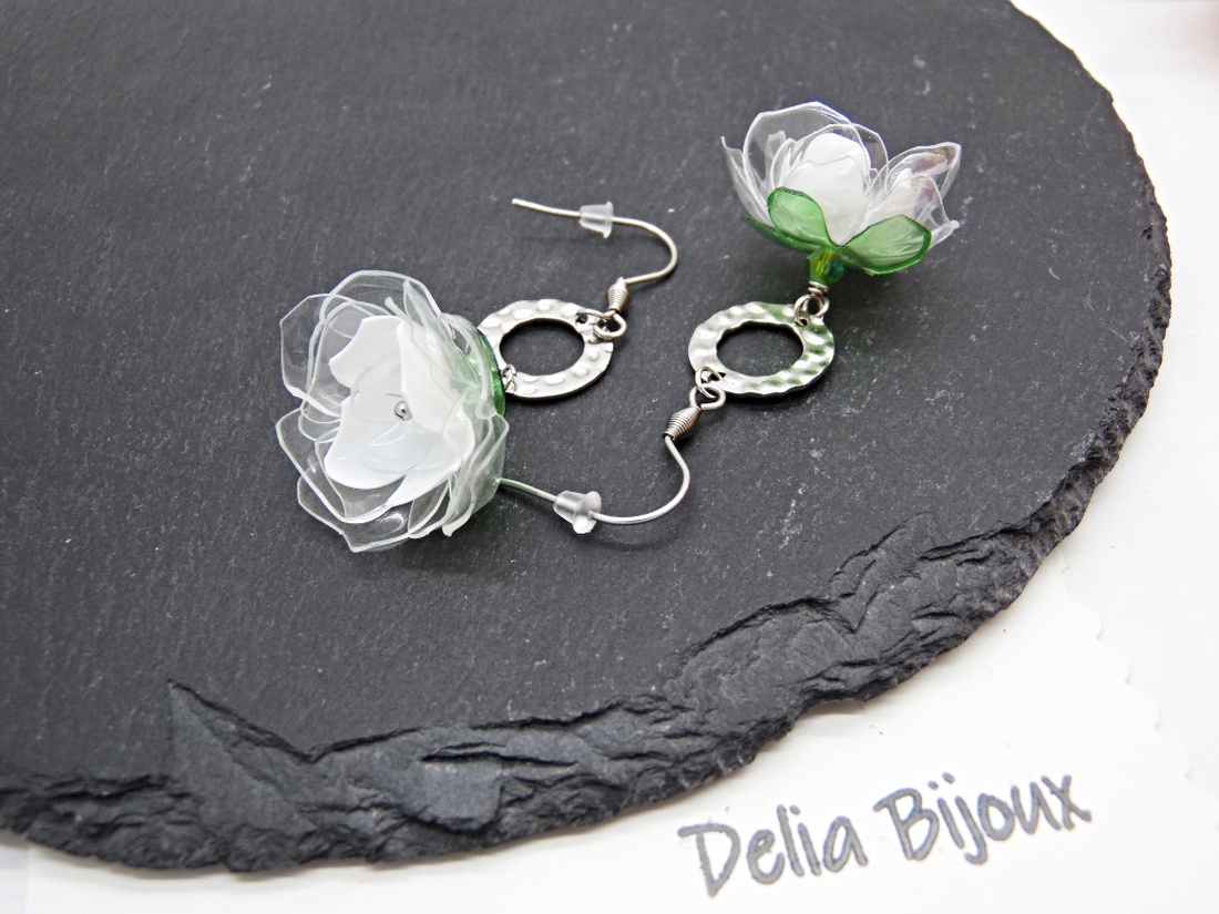 Cercei handmade flori albe verzi plastic reciclat și inox (cod1317) - bijuterii - cercei lungi - Artynos.ro Cercei handmade flori albe verzi plastic reciclat și inox (cod1317) - bijuterii - cercei lungi - Artynos.ro