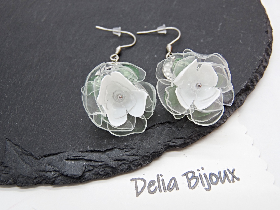 Cercei handmade flori albe verzi plastic reciclat și inox (cod1317) - bijuterii - cercei lungi - Artynos.ro Cercei handmade flori albe verzi plastic reciclat și inox (cod1317) - bijuterii - cercei lungi - Artynos.ro