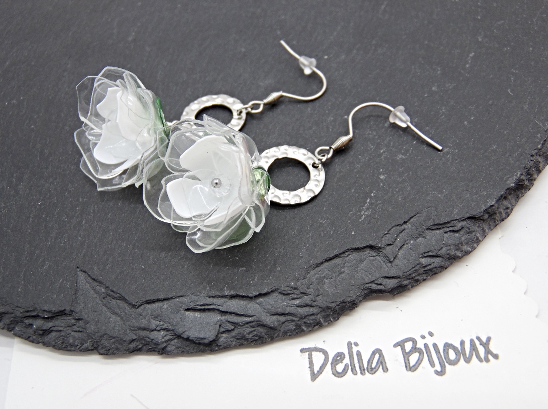 Cercei handmade flori albe verzi plastic reciclat și inox (cod1317) - bijuterii - cercei lungi - Artynos.ro Cercei handmade flori albe verzi plastic reciclat și inox (cod1317) - bijuterii - cercei lungi - Artynos.ro