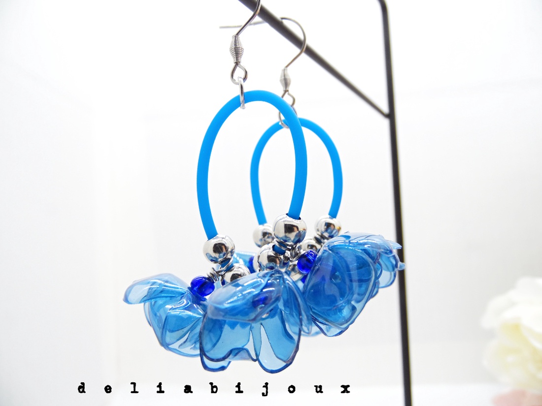Cercei statement handmade unicat - plastic reciclat - flori albastre (cod1324) -  - Artynos.ro Cercei statement handmade unicat - plastic reciclat - flori albastre (cod1324) -  - Artynos.ro