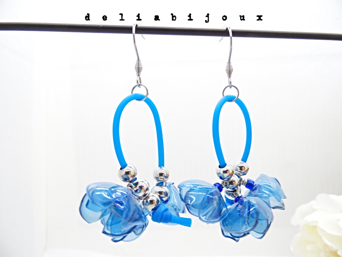 Cercei statement handmade unicat - plastic reciclat - flori albastre (cod1324) -  - Artynos.ro Cercei statement handmade unicat - plastic reciclat - flori albastre (cod1324) -  - Artynos.ro