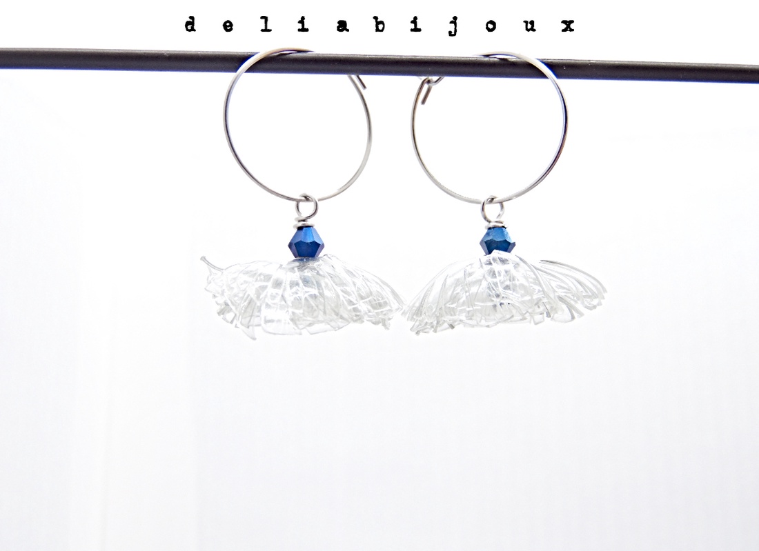 Cercei statement Păpădii de lumină realizați manual din plastic reciclat și cristal albastru electroplacat (cod1327) - bijuterii - cercei lungi - Artynos.ro
