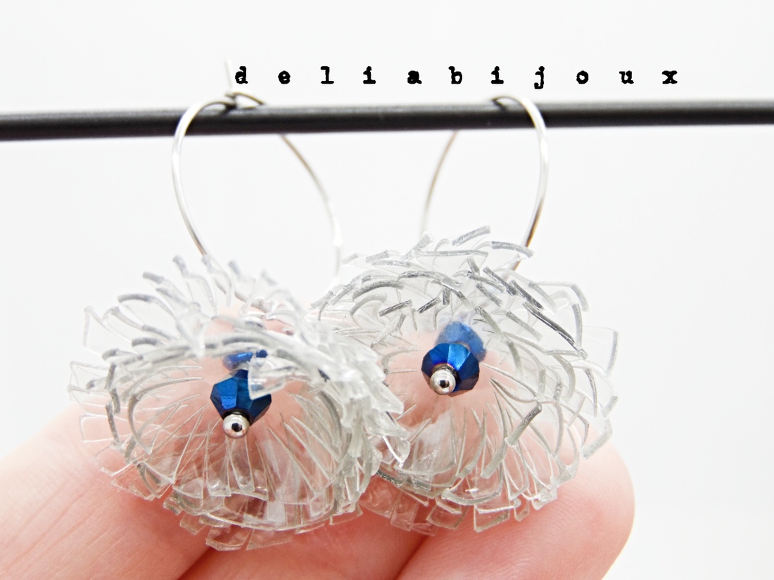 Cercei statement Păpădii de lumină realizați manual din plastic reciclat și cristal albastru electroplacat (cod1327) - bijuterii - cercei lungi - Artynos.ro