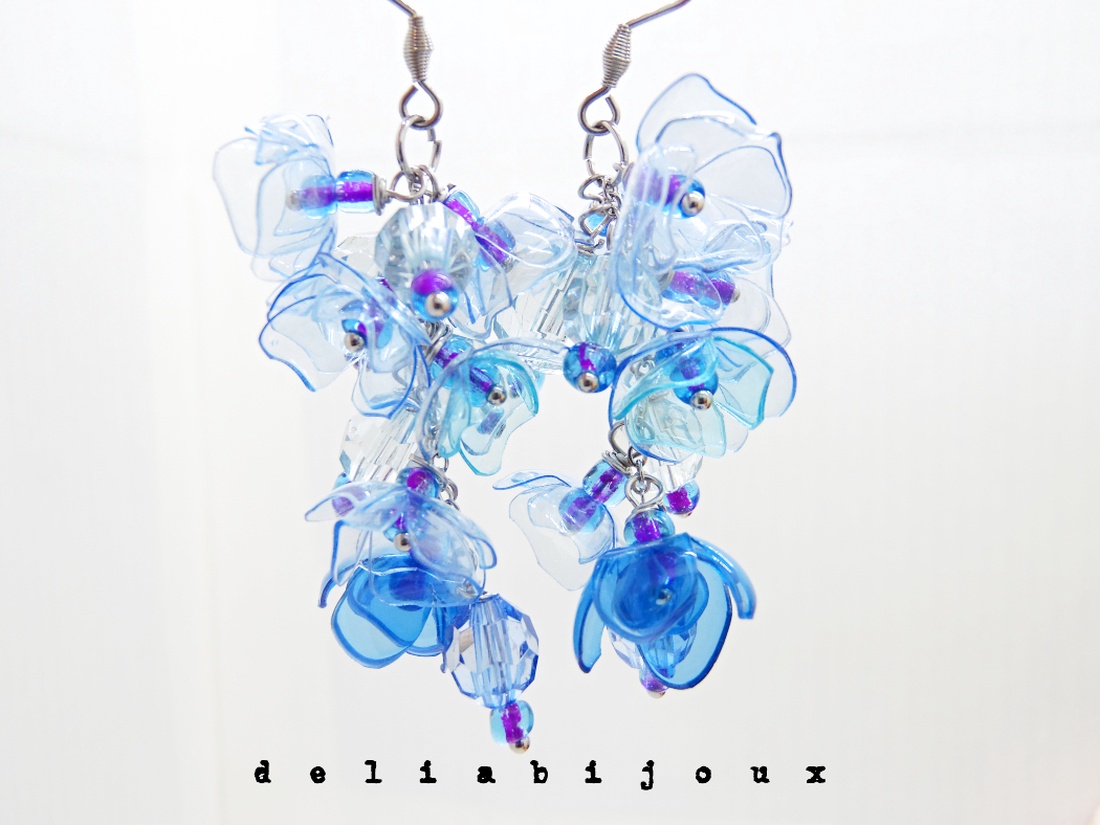 Cercei statement unicat din plastic reciclat flori albastre pe lanț inox (cod1329) - bijuterii - cercei - cercei lungi - Artynos.ro