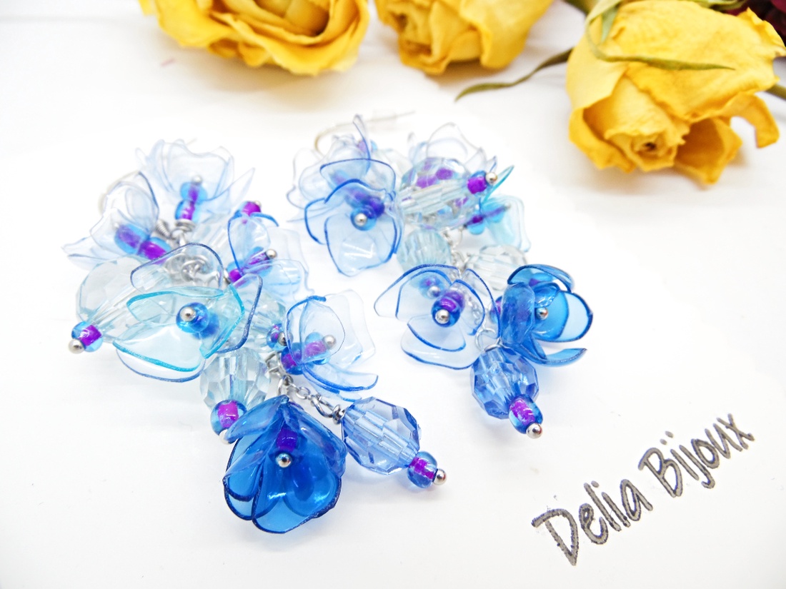 Cercei statement unicat din plastic reciclat flori albastre pe lanț inox (cod1329) - bijuterii - cercei - cercei lungi - Artynos.ro