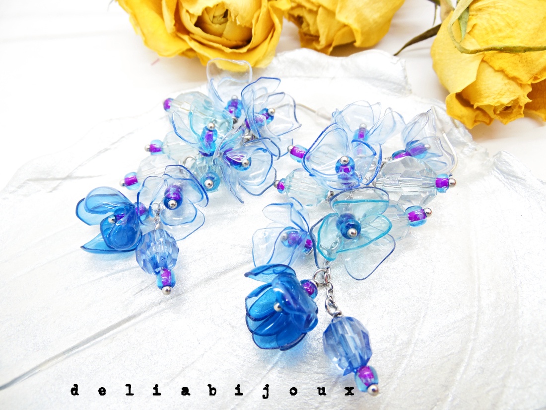 Cercei statement unicat din plastic reciclat flori albastre pe lanț inox (cod1329) - bijuterii - cercei - cercei lungi - Artynos.ro