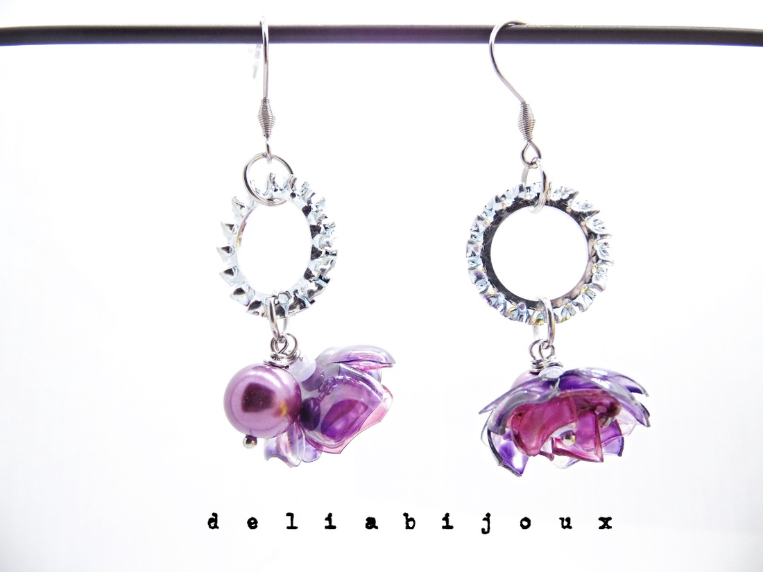 Cercei statement cu perle de sticlă și flori mov creați manual din plastic reciclat (cod1356) - bijuterii - cercei - cercei lungi - Artynos.ro