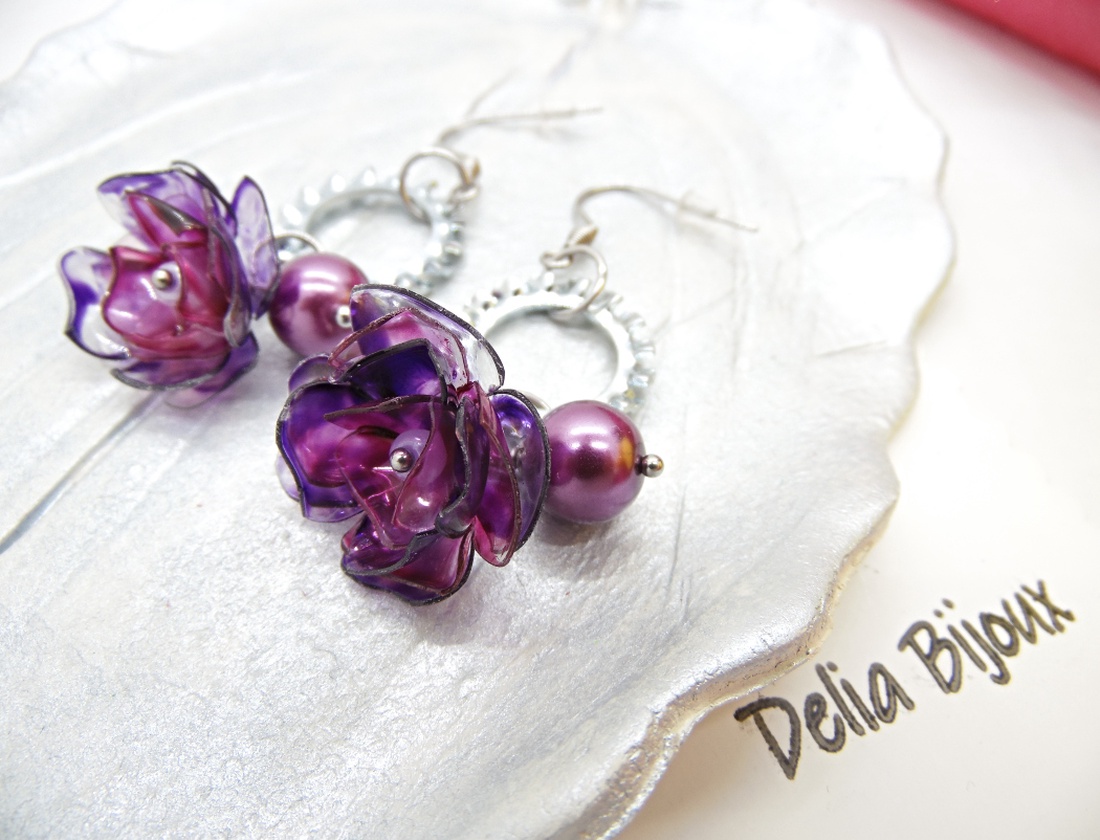 Cercei statement cu perle de sticlă și flori mov creați manual din plastic reciclat (cod1356) - bijuterii - cercei - cercei lungi - Artynos.ro