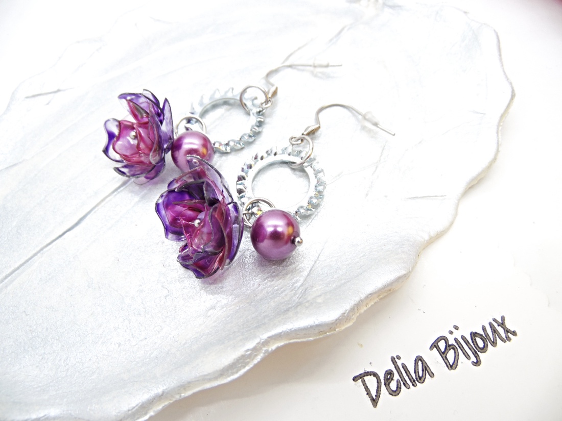 Cercei statement cu perle de sticlă și flori mov creați manual din plastic reciclat (cod1356) - bijuterii - cercei - cercei lungi - Artynos.ro