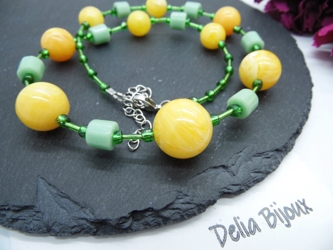 Colier handmade cu mărgele galbene și accente verzi model unicat (cod1237) - bijuterii - coliere - coliere din mărgele - Artynos.ro