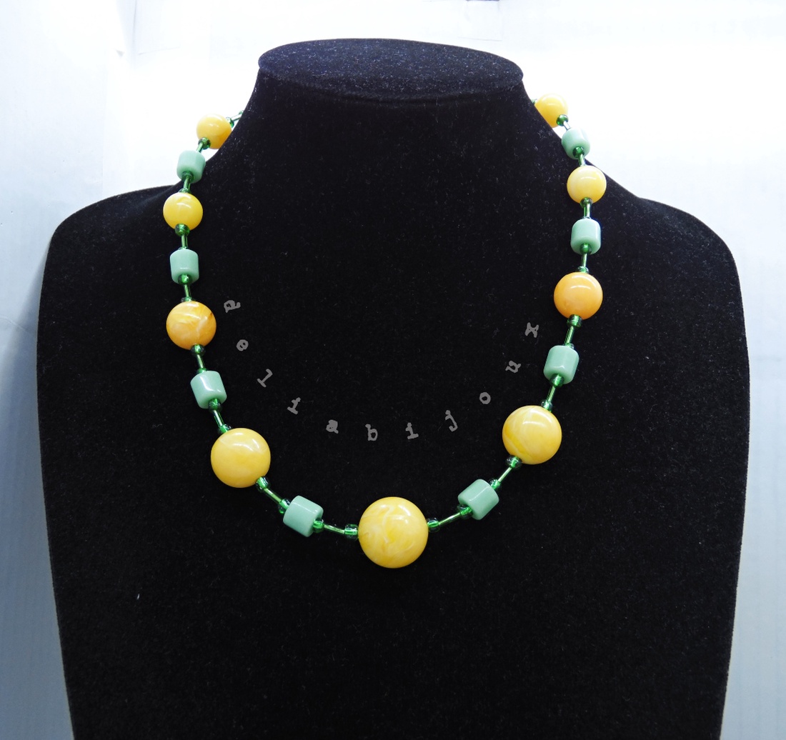 Colier handmade cu mărgele galbene și accente verzi model unicat (cod1237) - bijuterii - coliere - coliere din mărgele - Artynos.ro