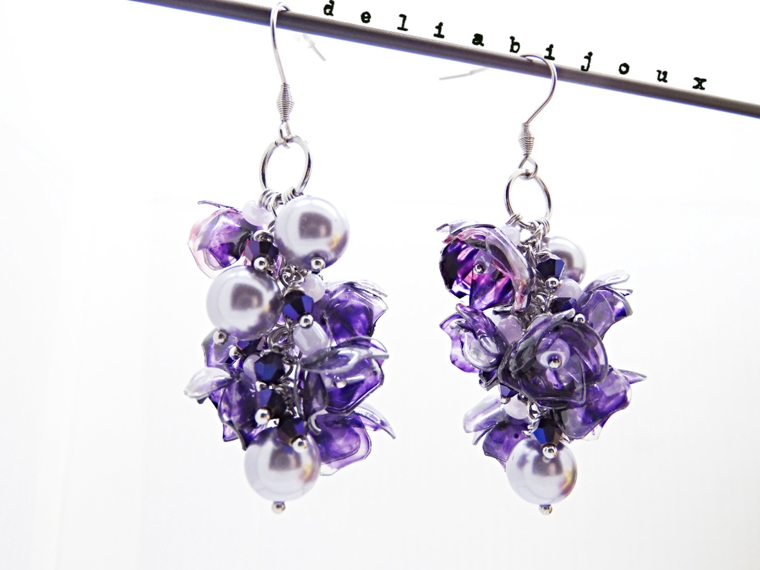 Cercei Statement Mov din Plastic Reciclat Flori Handmade cu Perle și Cristale, Bijuterii Eco Unicat (cod1357) - bijuterii - cercei - cercei lungi - Artynos.ro