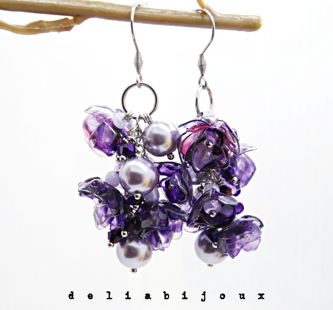Cercei Statement Mov din Plastic Reciclat Flori Handmade cu Perle și Cristale, Bijuterii Eco Unicat (cod1357) - bijuterii - cercei - cercei lungi - Artynos.ro