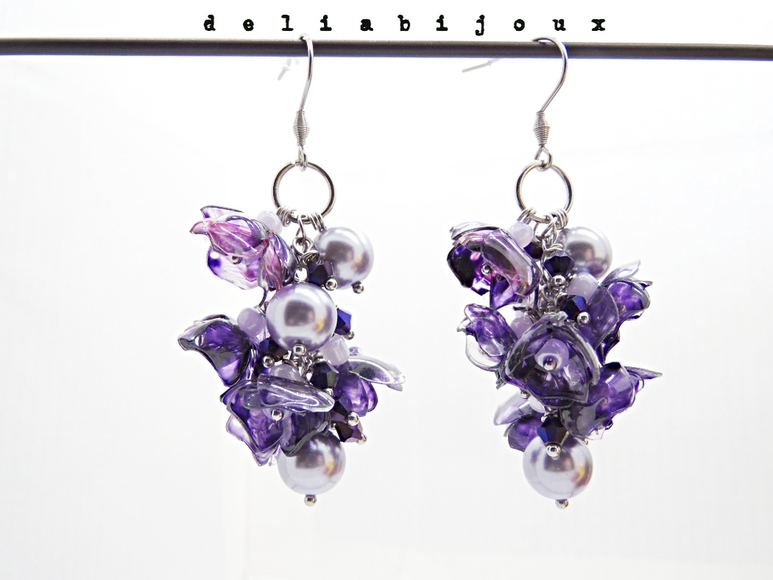 Cercei Statement Mov din Plastic Reciclat Flori Handmade cu Perle și Cristale, Bijuterii Eco Unicat (cod1357) - bijuterii - cercei - cercei lungi - Artynos.ro