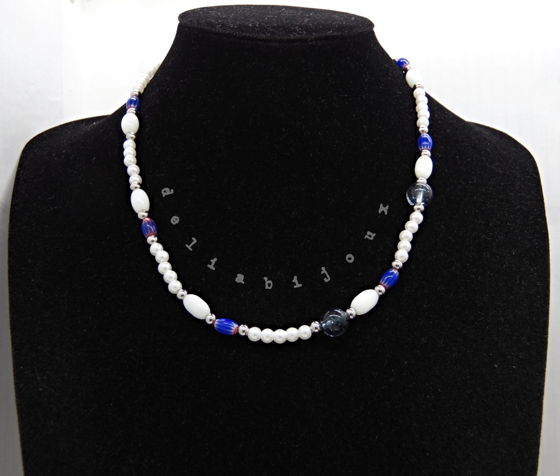 Colier unicat din sticlă și perle compoziție alb si albastru (cod1362) - bijuterii - coliere - coliere din mărgele - Artynos.ro