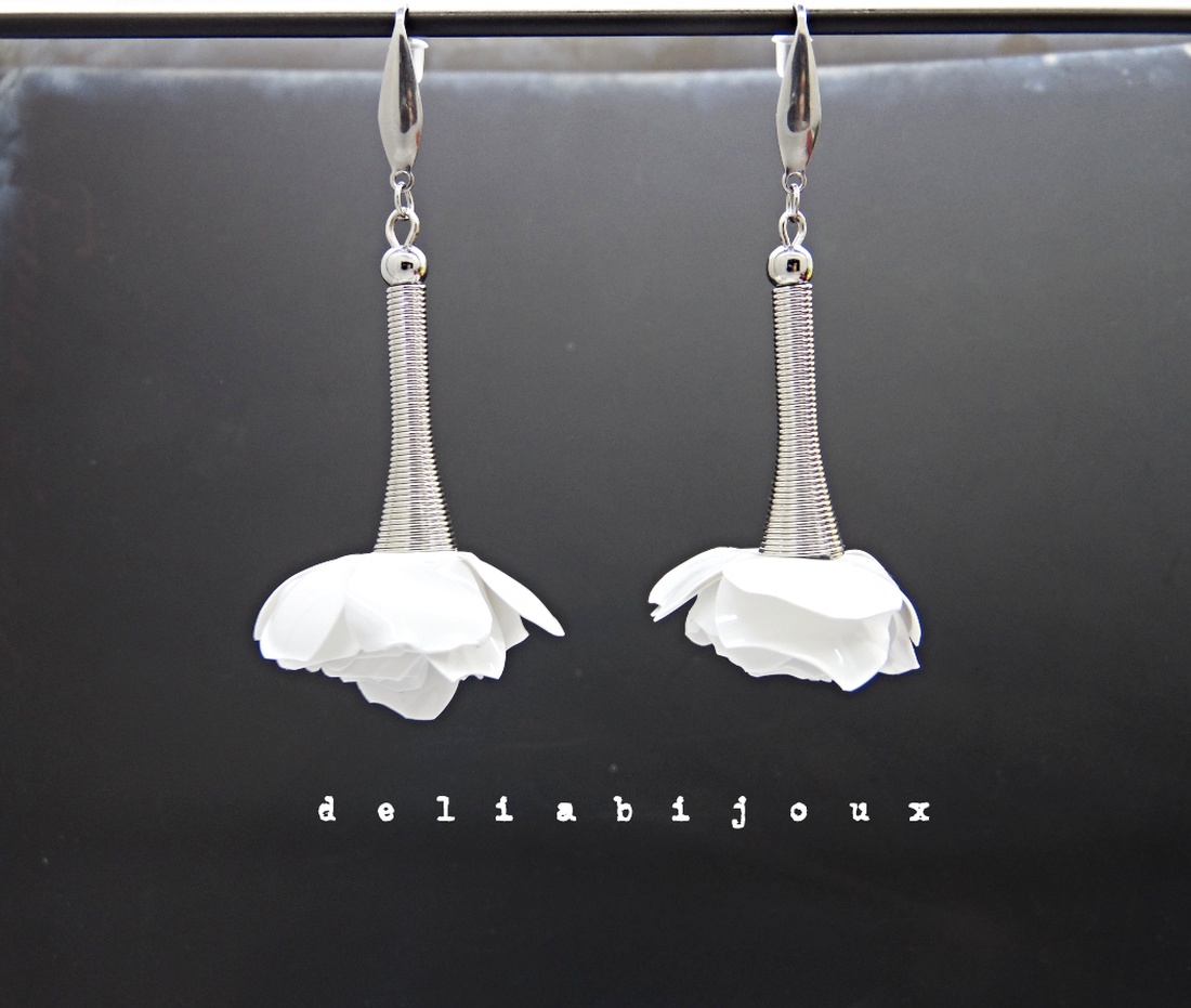 Cercei handmade trandafiri albi din plastic reciclat bijuterii eco unicat (cod1370) - bijuterii - cercei - cercei lungi - Artynos.ro
