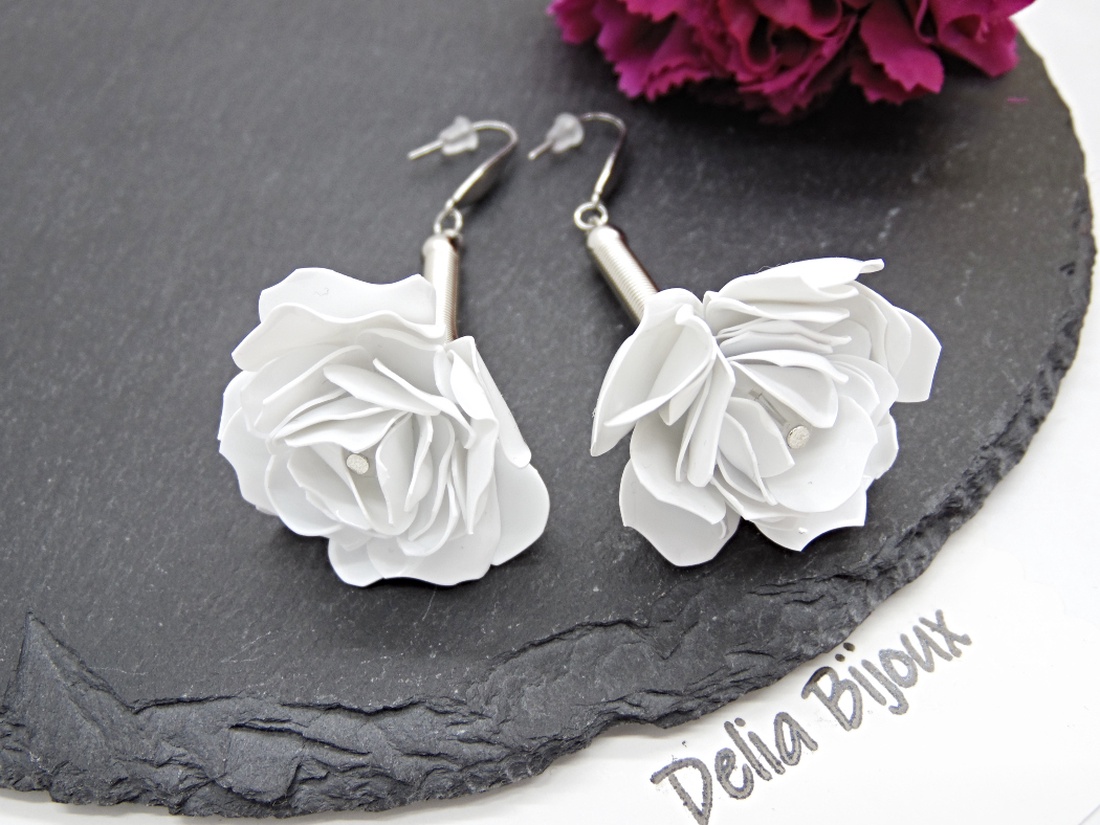 Cercei handmade trandafiri albi din plastic reciclat bijuterii eco unicat (cod1370) - bijuterii - cercei - cercei lungi - Artynos.ro