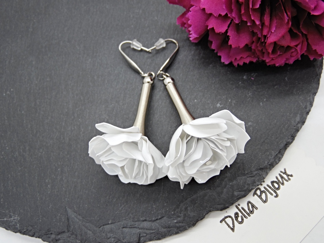 Cercei handmade trandafiri albi din plastic reciclat bijuterii eco unicat (cod1370) - bijuterii - cercei - cercei lungi - Artynos.ro