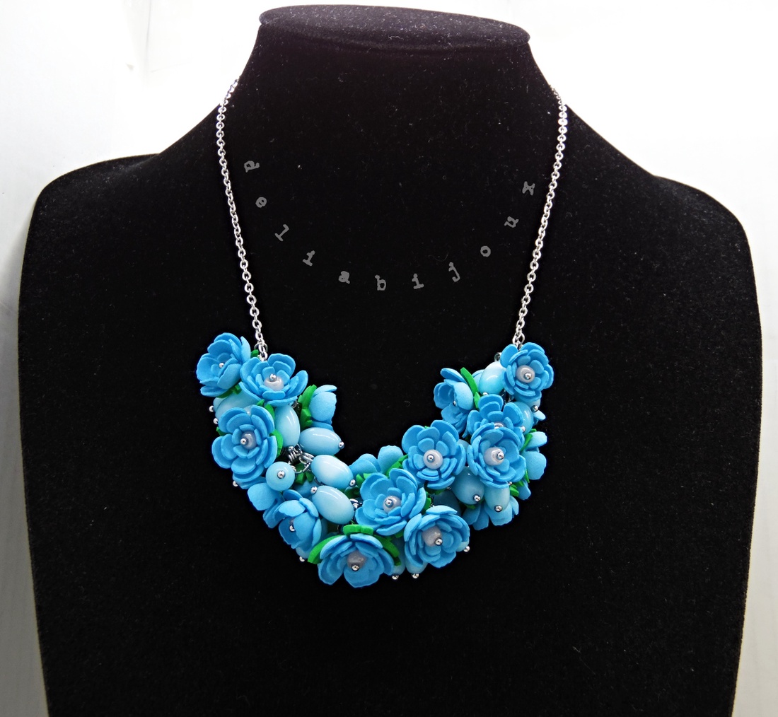 Colier handmade statement cu flori bleu - buchet floral pe lanț din inox (cod1377) - bijuterii - coliere - coliere din mărgele - Artynos.ro