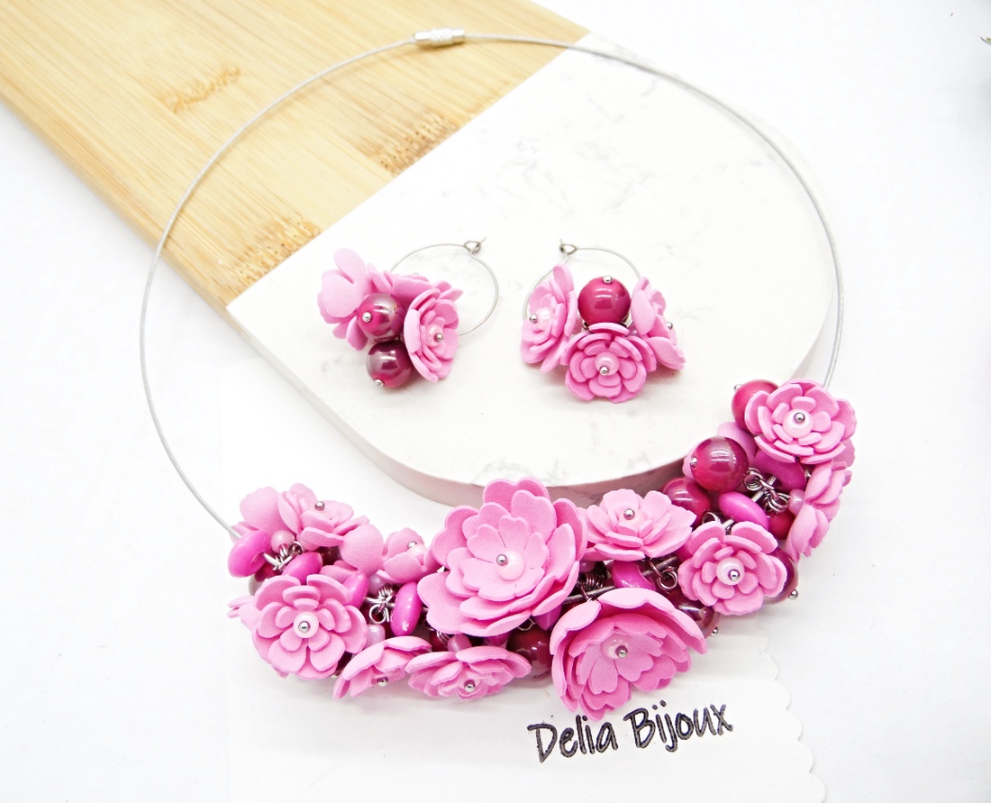 Set bijuterii cu flori roz colier statement și cercei asortați, realizați manual (cod1378) - bijuterii - seturi de bijuterii - Artynos.ro