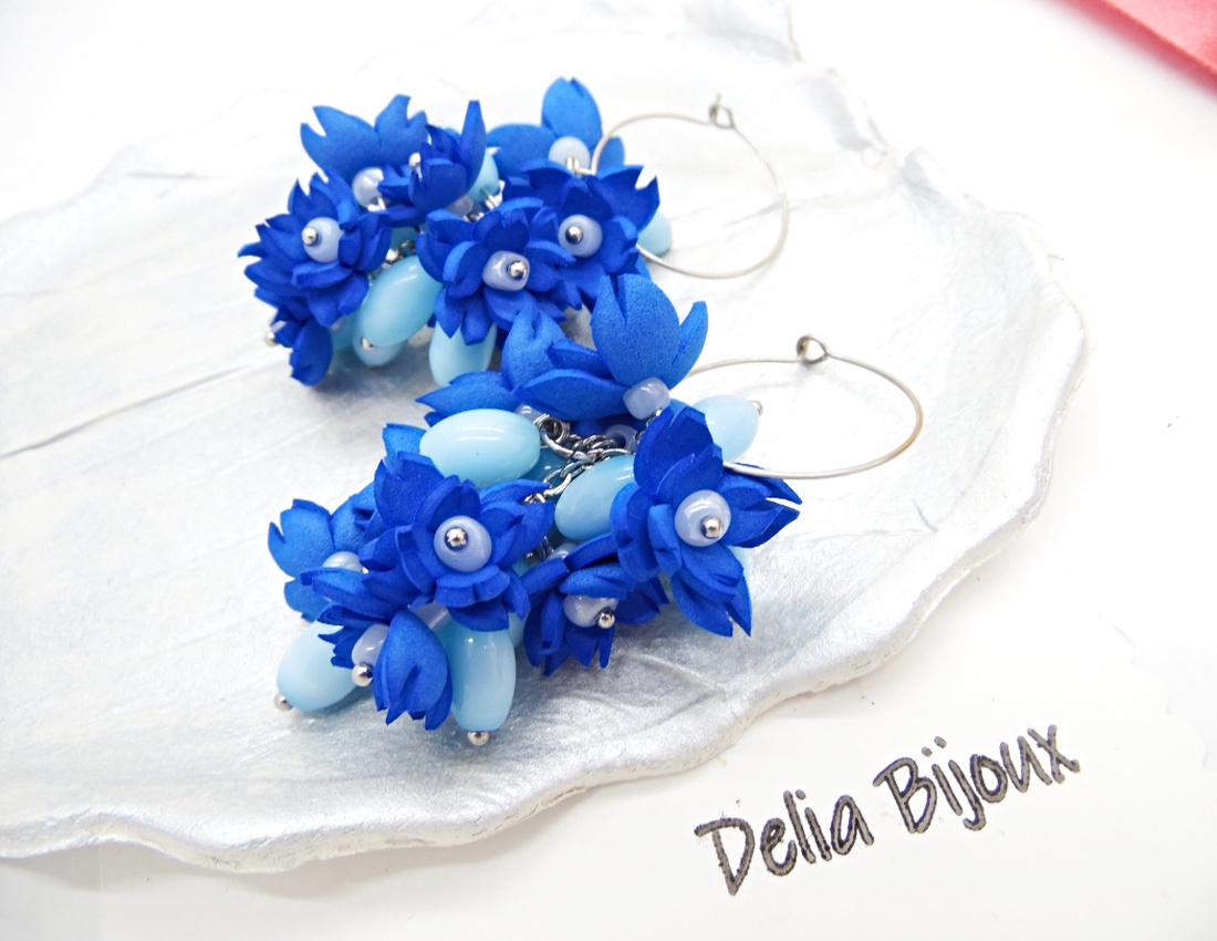 Cercei handmade cu flori albastre (cod1381) - bijuterii - cercei - cercei hoops - Artynos.ro