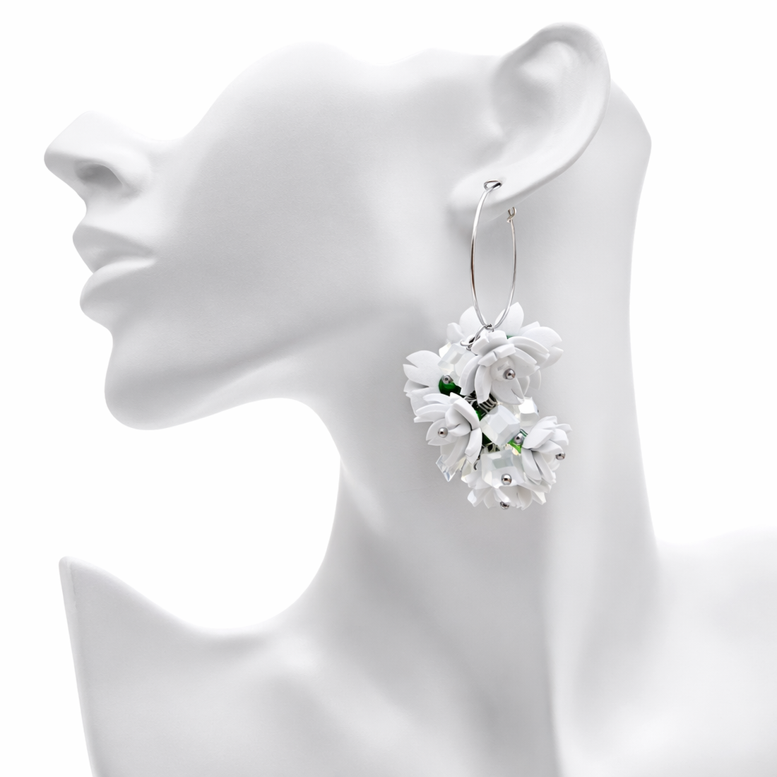 Cercei handmade, lungi cu flori albe (cod1392) - bijuterii - cercei - cercei lungi - Artynos.ro