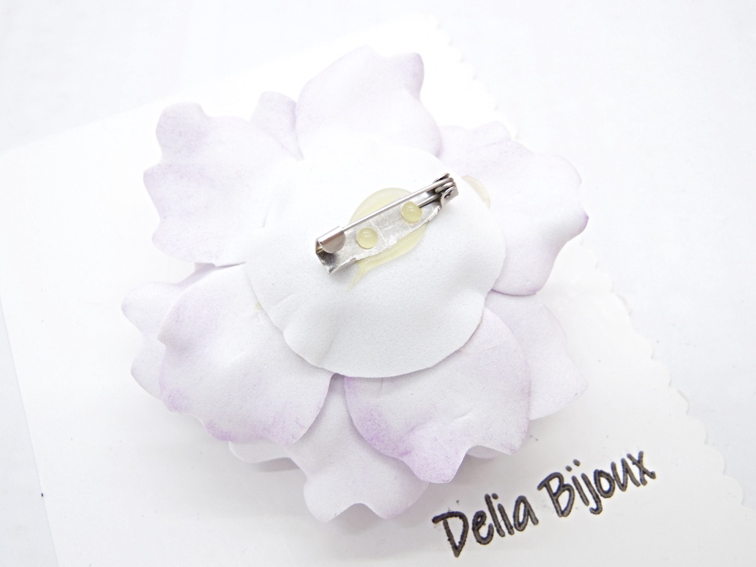 Broșă floare lila delicată, ușoară, perfectă pentru orice anotimp (cod1399) - bijuterii - mărțișor - Artynos.ro