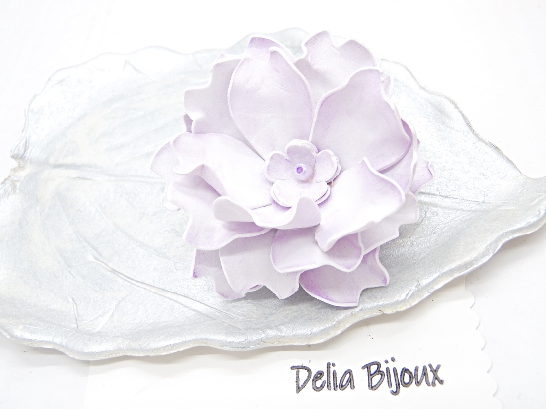 Broșă floare lila delicată, ușoară, perfectă pentru orice anotimp (cod1399) - bijuterii - mărțișor - Artynos.ro