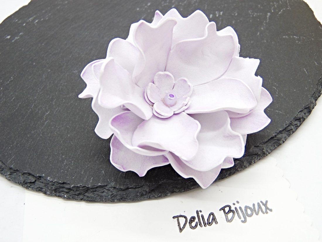 Broșă floare lila delicată, ușoară, perfectă pentru orice anotimp (cod1399) - bijuterii - mărțișor - Artynos.ro